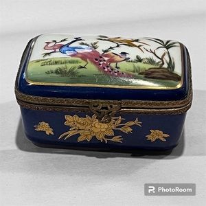 Vintage PORCELAIN TRINKET SNUFF by BOX CHELSEA HOUSE with Peacock scene